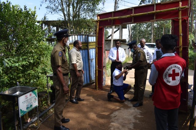 මස්කෙළිය සමන්එලිය විද්‍යාලයේ දරුවන්ට පාසල් උපකරණ සහ වියලි ආහාර ද්‍රව්‍ය බෙදා දෙයි